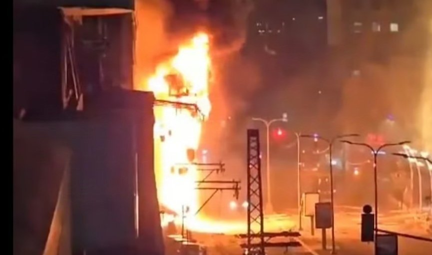 هجوم صاروخي يستهدف عدة مبانٍ في تل أبيب.. مصابون وحريق وانقطاع للكهرباء هجوم صاروخي يستهدف عدة مبانٍ في تل أبيب.. مصابون وحريق وانقطاع للكهرباء
