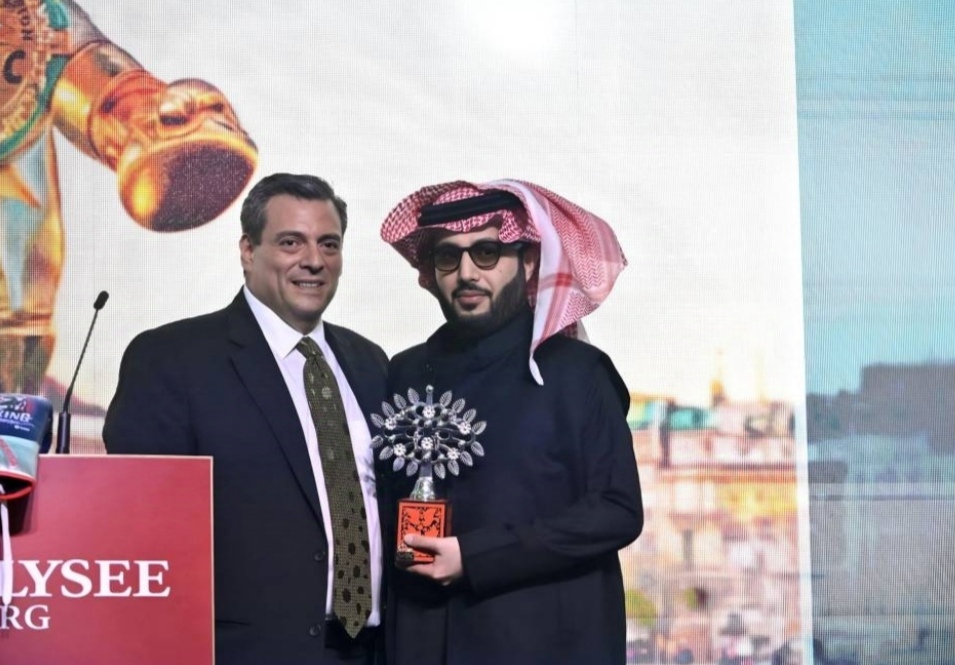 تركي آل الشيخ يُمنح جائزة «رجل العام» من المجلس العالمي للملاكمة تركي آل الشيخ يُمنح جائزة «رجل العام» من المجلس العالمي للملاكمة