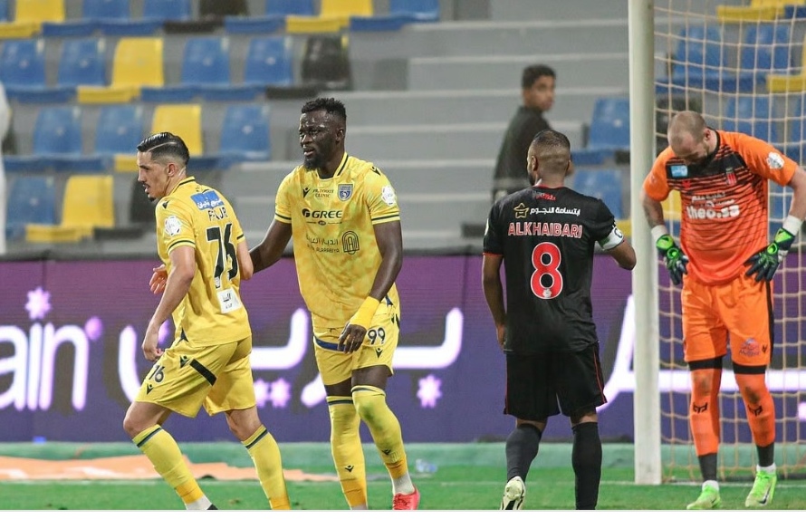 دوري روشن للمحترفين: ريمونتادا مثيرة للتعاون يخطف بها نقاط الرياض