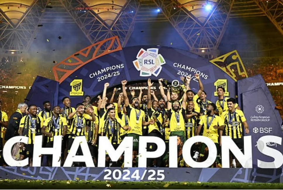"الاتحاد" يُتوَّج بلقب "دوري روشن".. وعشاقه يهتفون: جمهورك الروح واسمك معتلي القمة