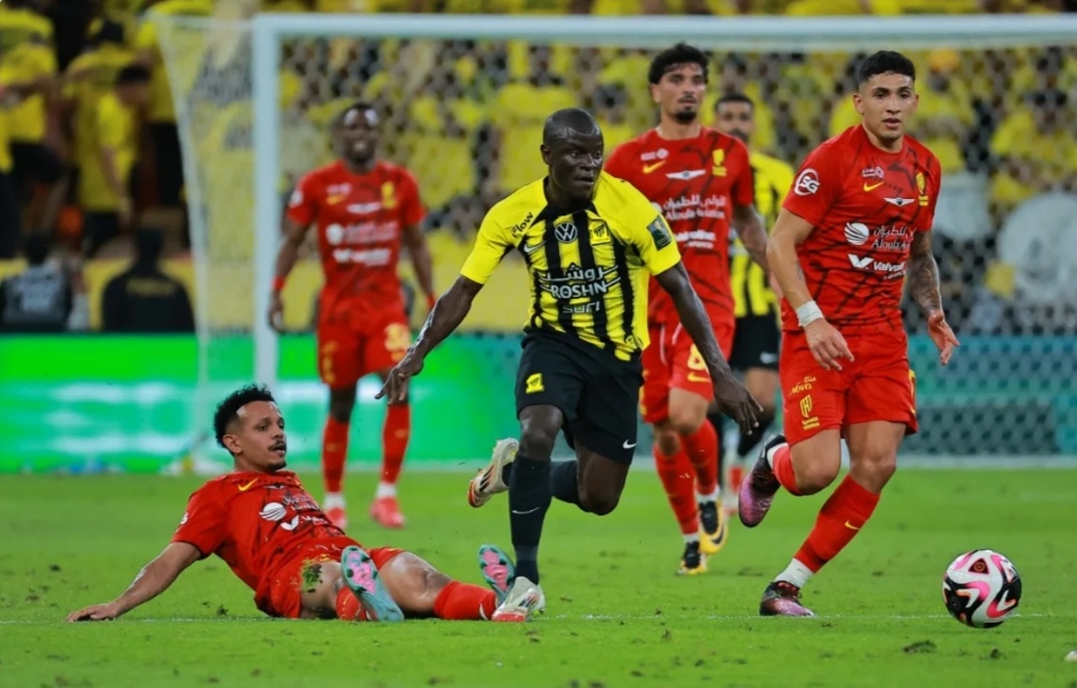 الاتحاد يقهر القادسية بثلاثية ويتوج بكأس الملك
