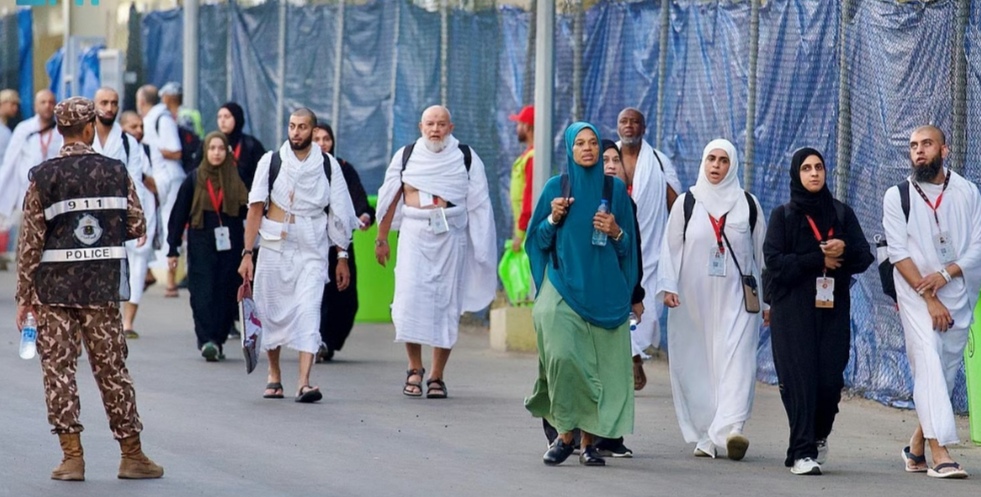 حُجِّاج بيت الله الحرام يتوافدون إلى مشعر منى لقضاء يوم التروية
