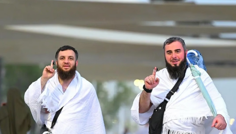 مشهد إيماني مهيب في يوم لا يشبه سواه.. ضيوف الرحمن يتوافدون إلى صعيد عرفات لأداء ركن الحج الأعظم