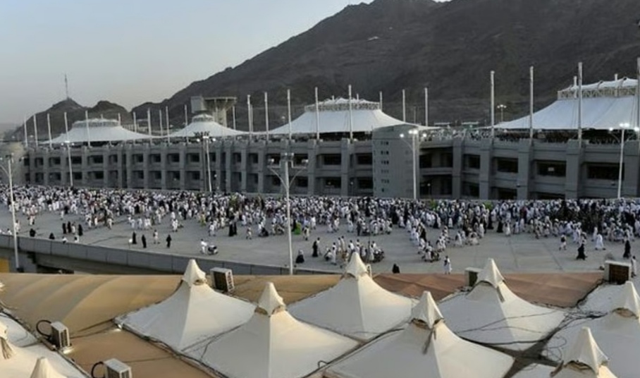 ضيوف الرحمن يرمون جمرة العقبة الكبرى بعد اكتمال خطط تفويجهم لمشعر منى لقضاء أيام التشريق