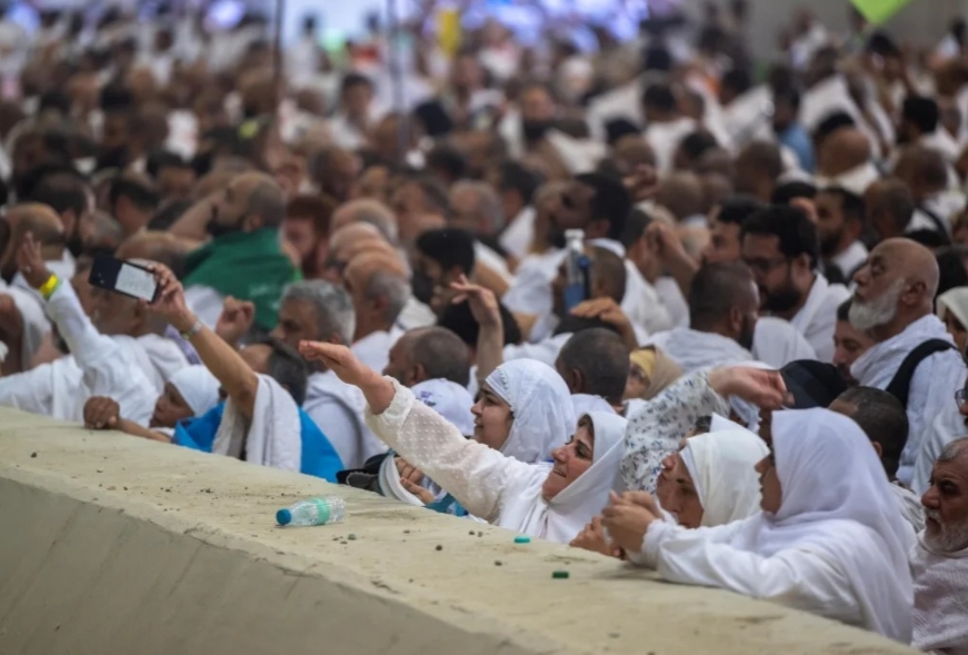 الحجاج يواصلون رمي الجمرات في منى