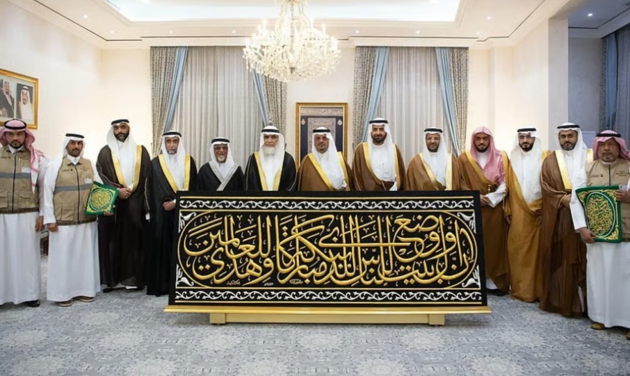 نيابة عن خادم الحرمين.. "نائب أمير مكة" يُسلّم كسوة الكعبة المشرفة لسدنة بيت الله الحرام