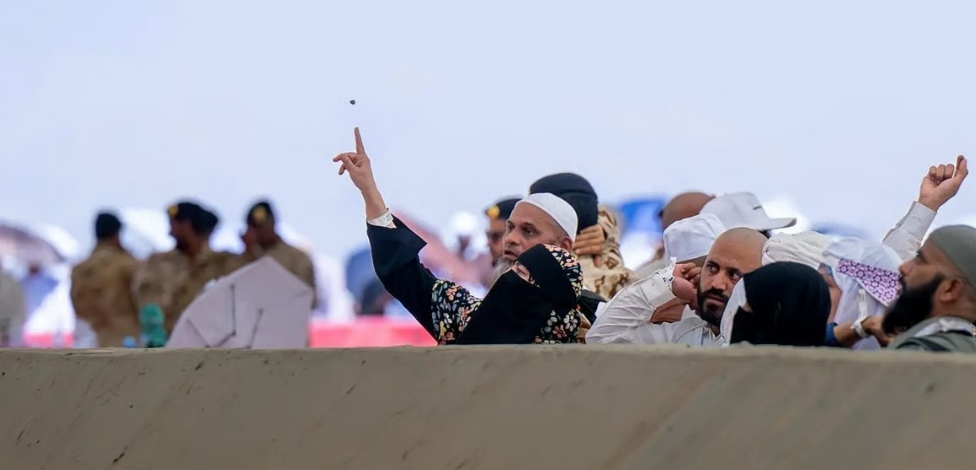 حُجّاج بيت الله الحرام يرمون الجمرات الثلاث في ثاني أيام التشريق