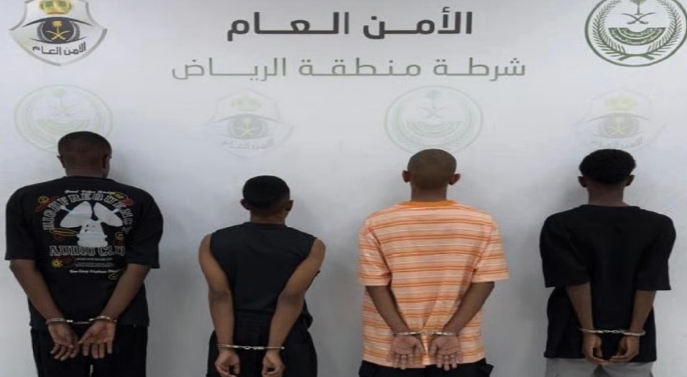 القبض على 4 متورطين في سلب حقيبة امرأة بالرياض باستخدام مركبة مسروقة