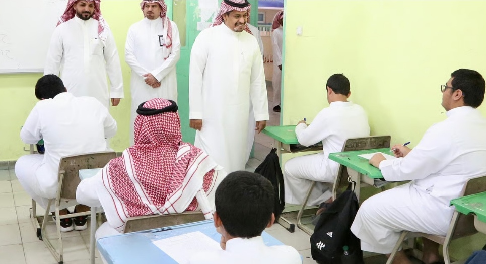 وكيل التعليم العام يشارك طلاب الرياض يومهم الدراسي ويتابع انطلاقة اختبارات الفصل الثالث