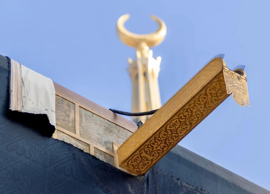 بَدْء أعمال مراسم تغيير الكسوة الجديدة للكعبة