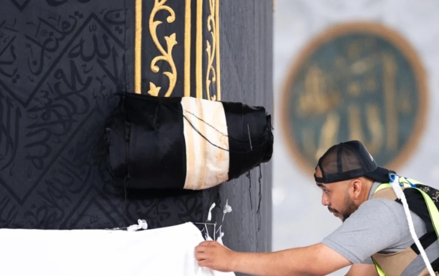 رفع ستارة الكعبة استعدادًا لغسلها
