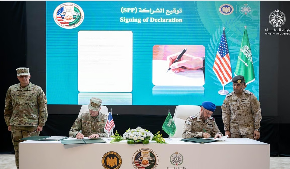 وزارة الدفاع توقع اتفاقية شراكة عسكرية مع الحرس الوطني الأمريكي وزارة الدفاع توقع اتفاقية شراكة عسكرية مع الحرس الوطني الأمريكي