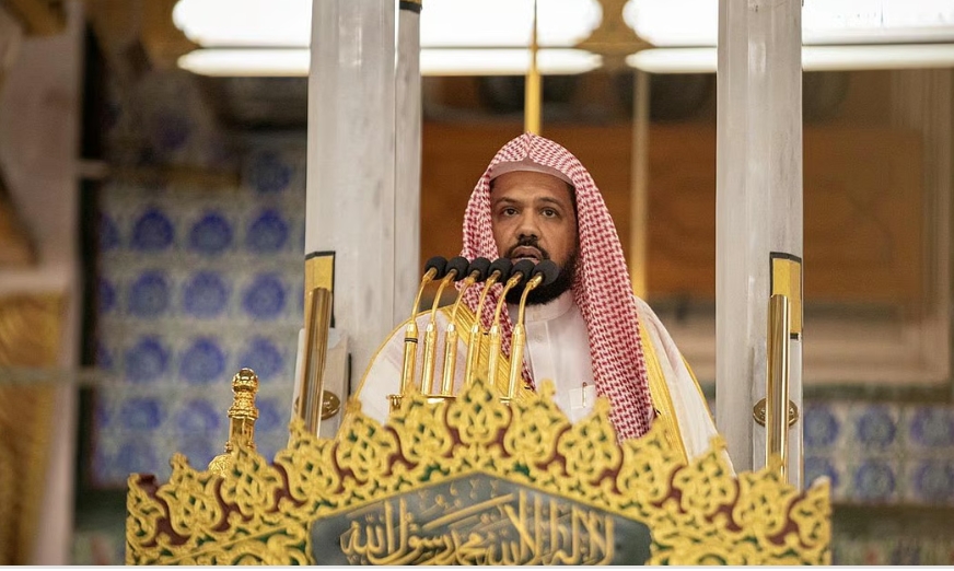 إمام المسجد النبوي: "لا إله إلا الله" أعظم كلمة عُمرت بها القلوب واستقرت بها النفوس إمام المسجد النبوي: "لا إله إلا الله" أعظم كلمة عُمرت بها القلوب واستقرت بها النفوس