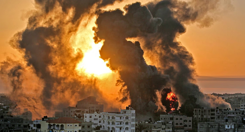 استشهاد 15 فلسطينيًا في قصف الاحتلال الإسرائيلي مجمعًا طبيًا جنوب قطاع غزة