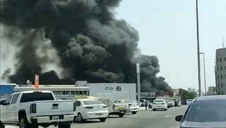 حريق ضخم بمستودع بلاستيك في دبي
