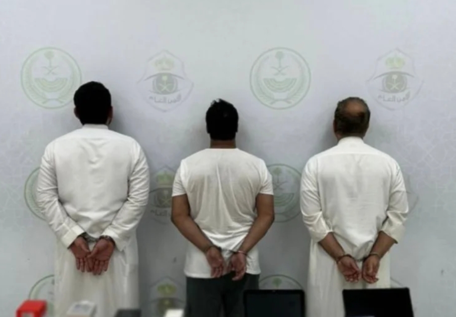 القبض على 3 وافدين يحتالون بمنصّات وهمية