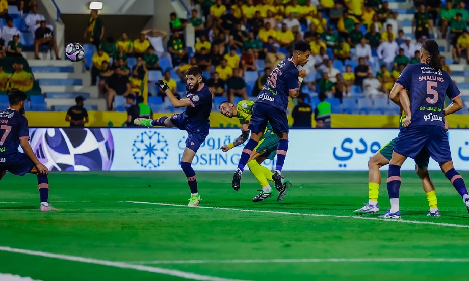 الخليج يواصل تألقه بثلاثية في شباك الفيحاء