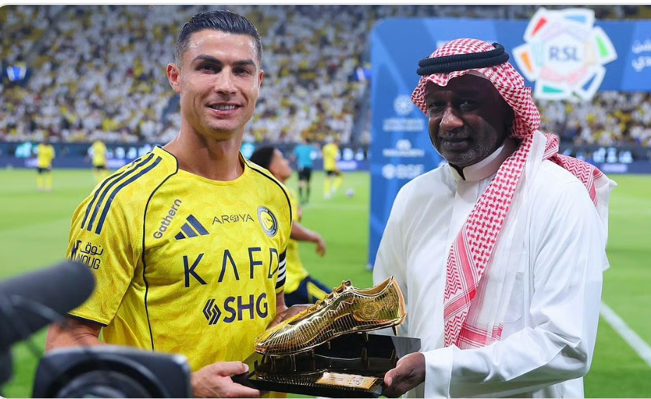 تاريخيٌ يُسلِّم تاريخيّ .. ماجد عبدالله يسلم كريستيانو رونالدو جائزة الحذاء الذهبي لموسم 2024-2025