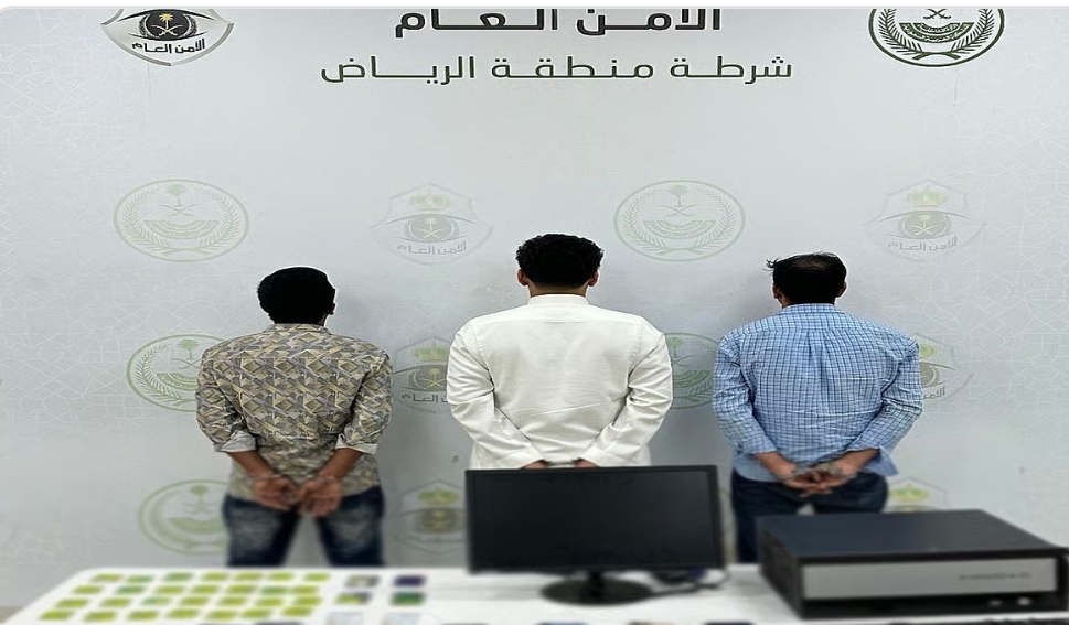 شرطة الرياض تطيح بوافدين أنشؤوا منصات وهمية للاحتيال عبر خدمات إلكترونية .. بيع سيارات وتأشيرات
