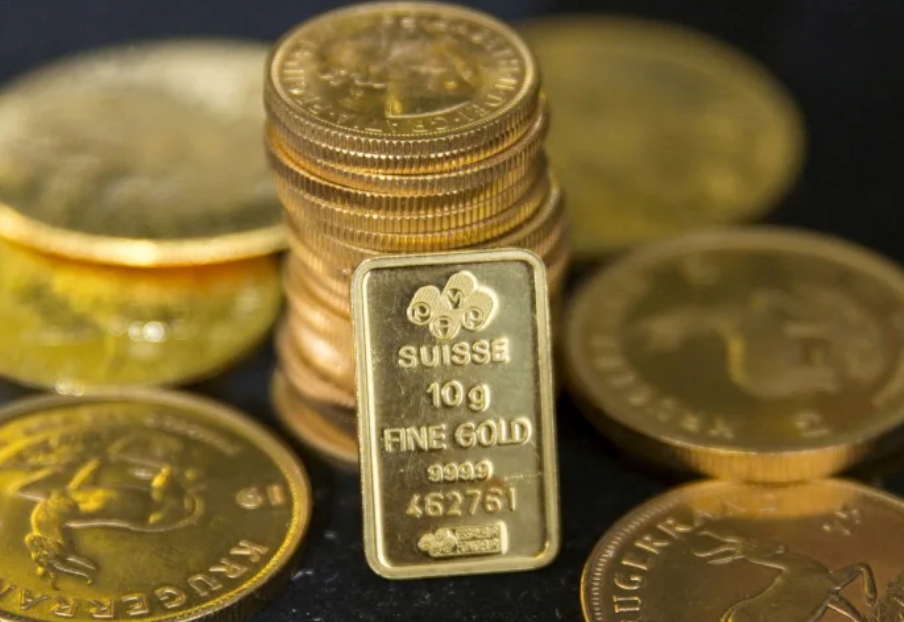 النفط يواصل الارتفاع والذهب يحوم حول 4000 دولار