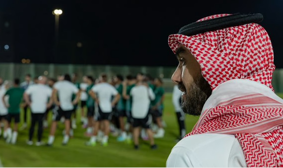وزير الرياضة "الفيصل" يحضر تدريب الأخضر.. قبل موقعة العراق