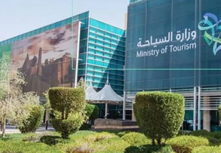 وزير السياحة يعتمد سياسات تسجيل العاملين في المنشآت السياحية