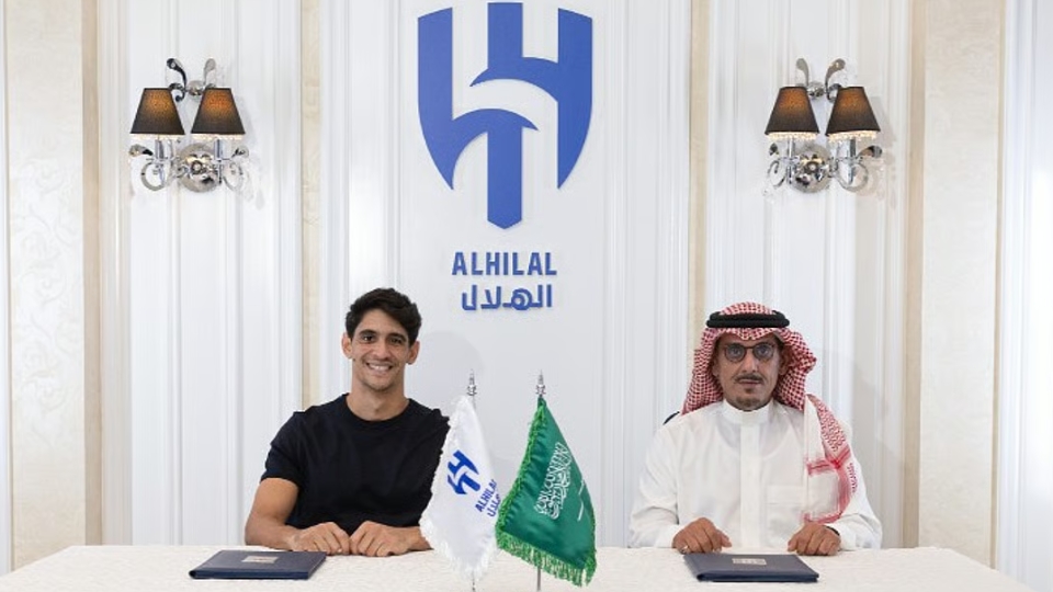الهلال يجدد عقد "بونو" ويغرد: "مرمانا آمن حتى عام 2028"