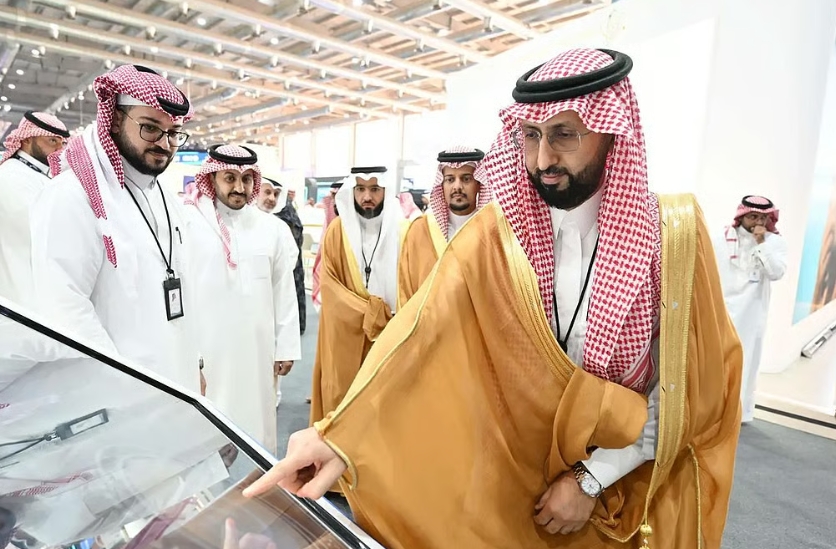 رئيس "الغذاء والدواء" يدشّن نموذجًا ذكيًا للتنبؤ بنقص الأدوية رئيس "الغذاء والدواء" يدشّن نموذجًا ذكيًا للتنبؤ بنقص الأدوية