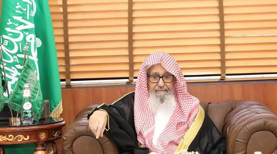 المفتي يستقبل أعضاء هيئة كبار العلماء مؤكدًا استمرار الهيئة في نهجها بالنظر فيما يحال إليها من الجهات والأفراد المفتي يستقبل أعضاء هيئة كبار العلماء مؤكدًا استمرار الهيئة في نهجها بالنظر فيما يحال إليها من الجهات والأفراد