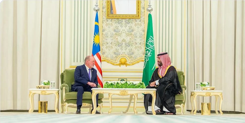 سمو ولي العهد يستقبل ملك ماليزيا ويعقدان جلسة مباحثات رسمية