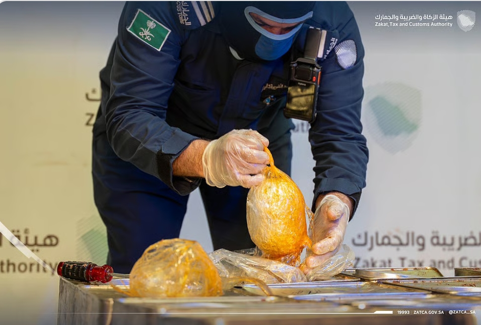 في عملية أمنية دقيقة.. "زاتكا" تضبط الكمية داخل إرسالية "زيت زيتون"