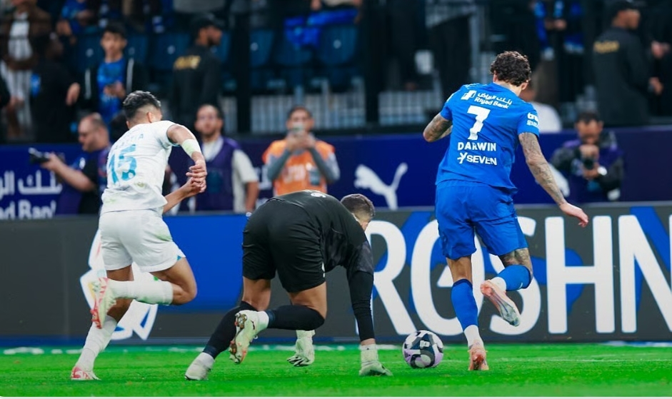 بعشرة لاعبين.. الهلال يحبط مفاجأة الفتح ويضرب بثنائية