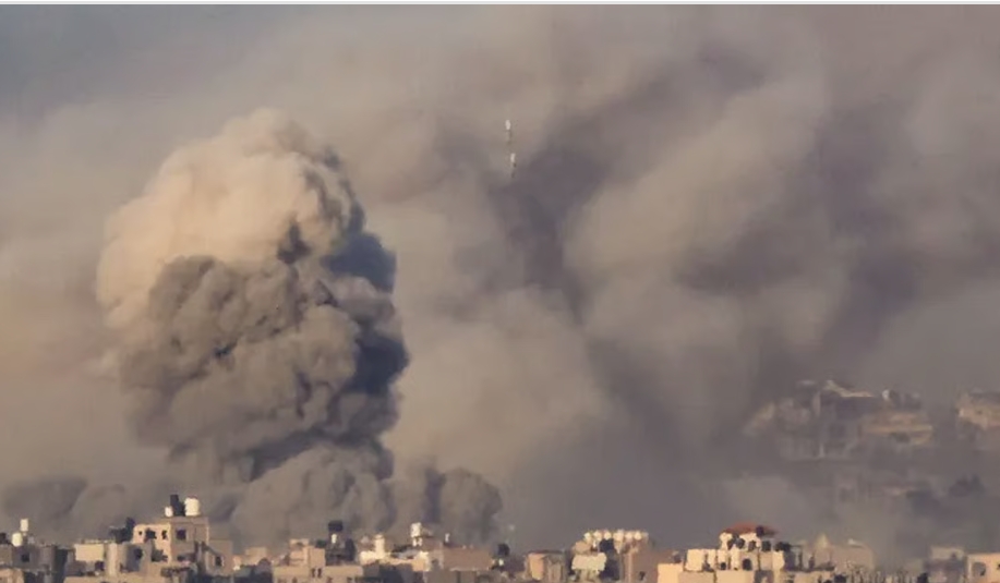 قصف إسرائيلي يحوّل خان يونس إلى "أحزمة نار".. و24 قتيلًا في غزة