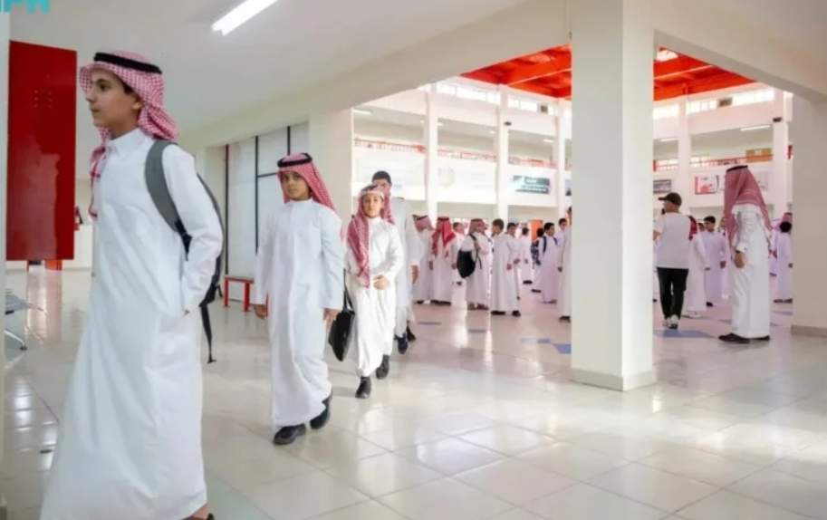 الطلاب يعودون لمقاعد الدراسة بعد انتهاء إجازة الخريف