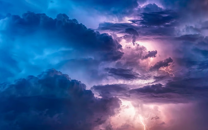 "الأرصاد" ينبه 5 مناطق: أمطار وصواعق وضباب تؤثر على الرؤية فجر الثلاثاء