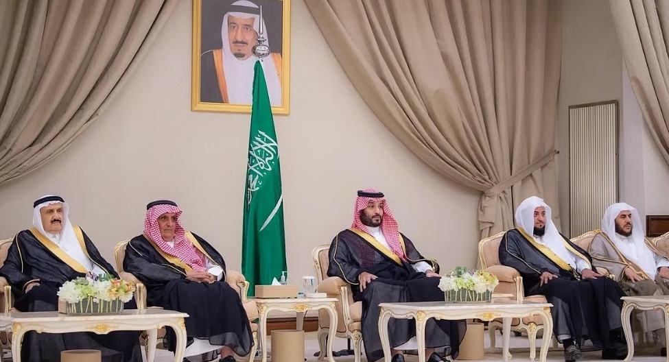 ولي العهد يستقبل أصحاب السمو الأمراء والفضيلة العلماء والمعالي وجمعًا من المواطنين في قصر الخليج