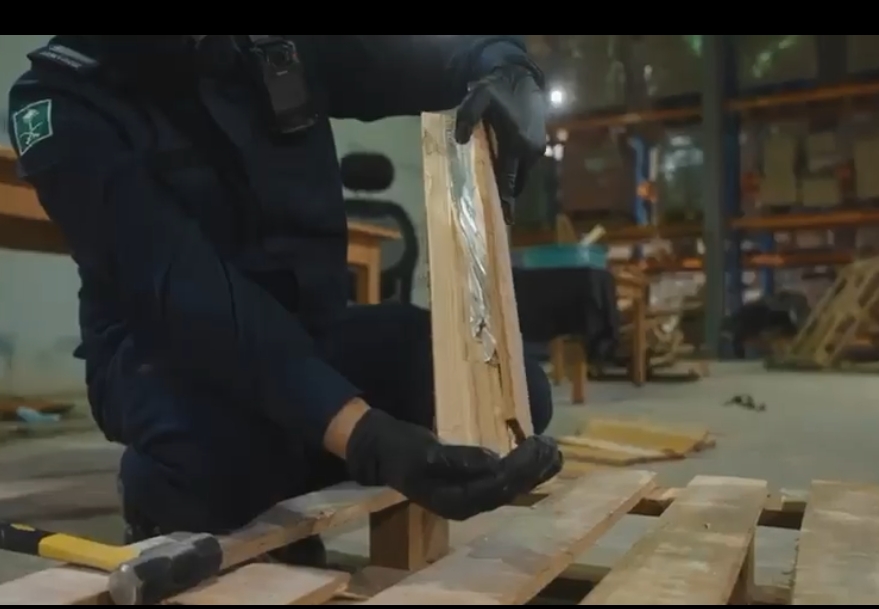 "زاتكا" تُحبط تهريب 368,232 حبة كبتاجون في منفذ الحديثة.. وضبط مستقبلي الشحنة