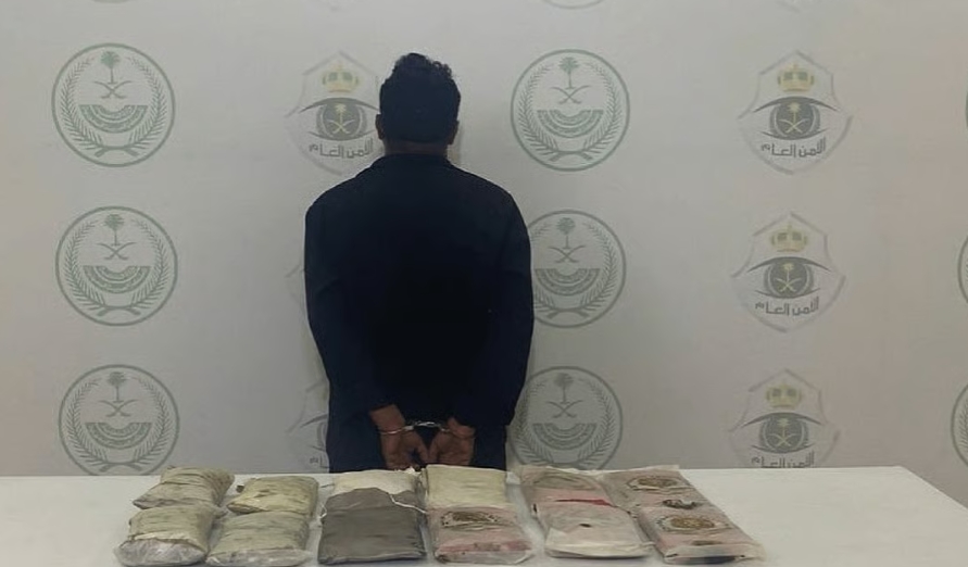 دوريات الأمن بجازان تضبط 12 كيلوجرامًا من الحشيش وتطيح بمروج للمخدرات