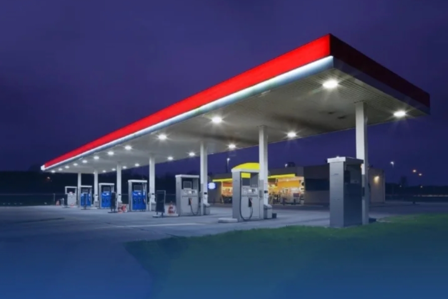 إغلاق 5 محطات وقود لامتناعها عن بيع الموادّ البترولية