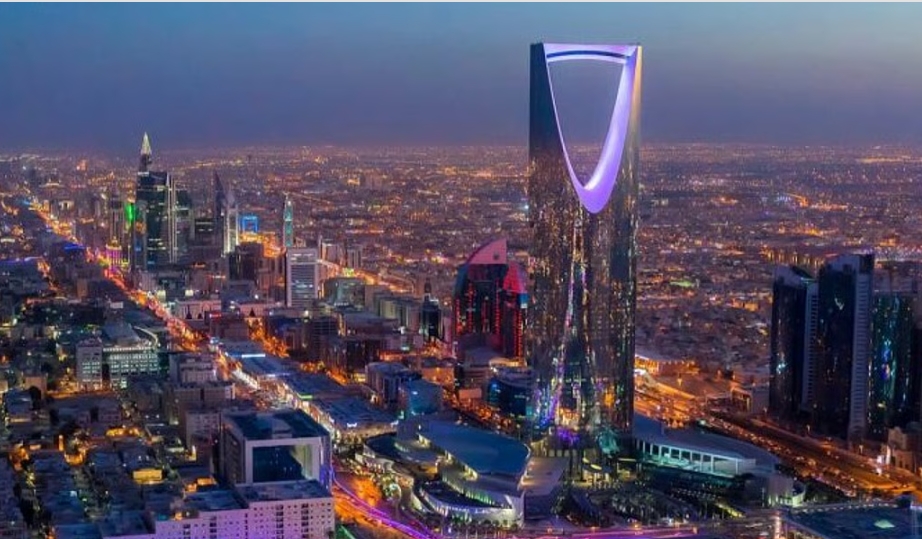 اعتبارًا من اليوم.. بدء تنفيذ حزمة قرارات تنظيمية تشمل الرواتب والطرود والتعليم والنقل والإسكان.. تعرّف عليها