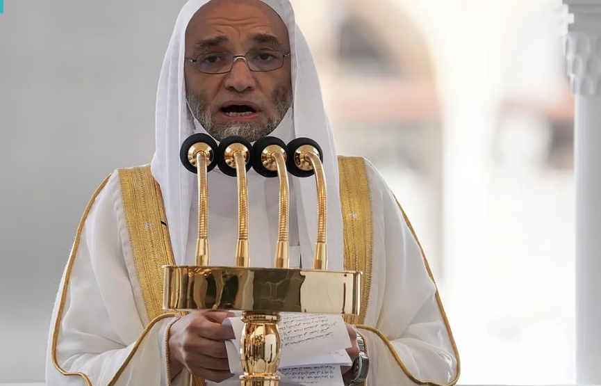 إمام الحرم المكي: الإنسان ضعيف بطبعه ولا نجاة إلا بالاعتماد على الله والتحذير من الإعجاب بالنفس