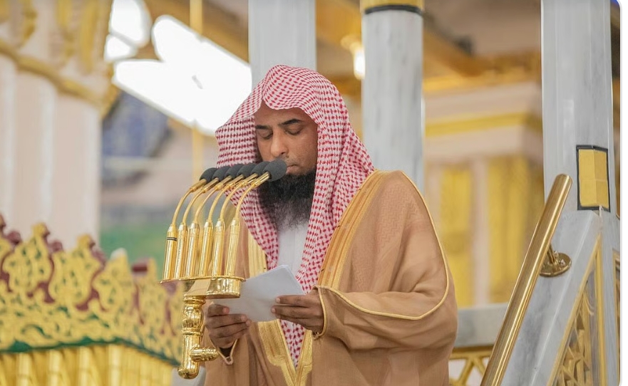 إمام المسجد النبوي: ادعاء علم الغيب كفر وتحذير من السحرة والكهنة والمشعوذين