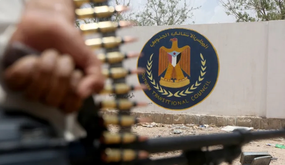 حل المجلس الانتقالي الجنوبي بقرار من أعضائه يشكل تحولاً لافتاً في المشهد السياسي