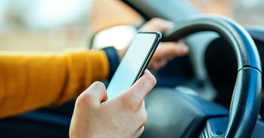 المرور: استخدام أي جهاز محمول باليد أثناء القيادة مخالفة تصل غرامتها لـ 900 ريال