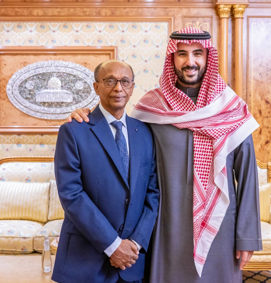 وزير الدفاع يشيد بمدير ميناء المكلا بعد الإفراج عنه ويثمّن جهوده في حماية الأرواح والممتلكات