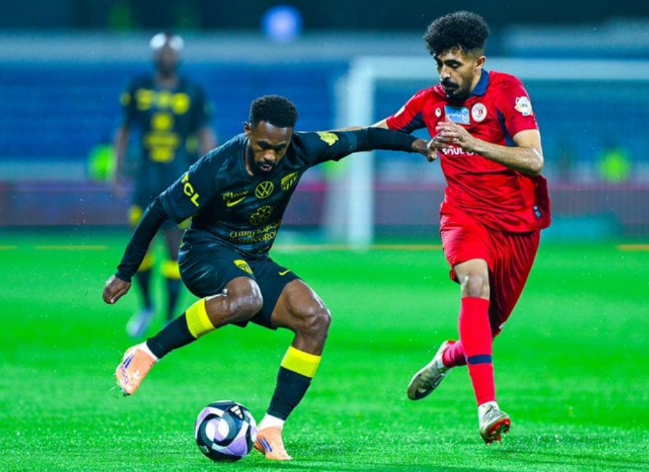 الاتحاد يتعادل مع ضمك ويُكمل المباراة مطرودًا بفابينهو