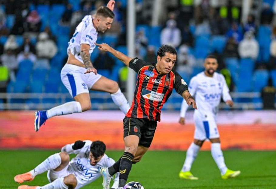 الرياض بعشرة لاعبين يوقف انتصارات الهلال ويحصد نقطة ثمينة