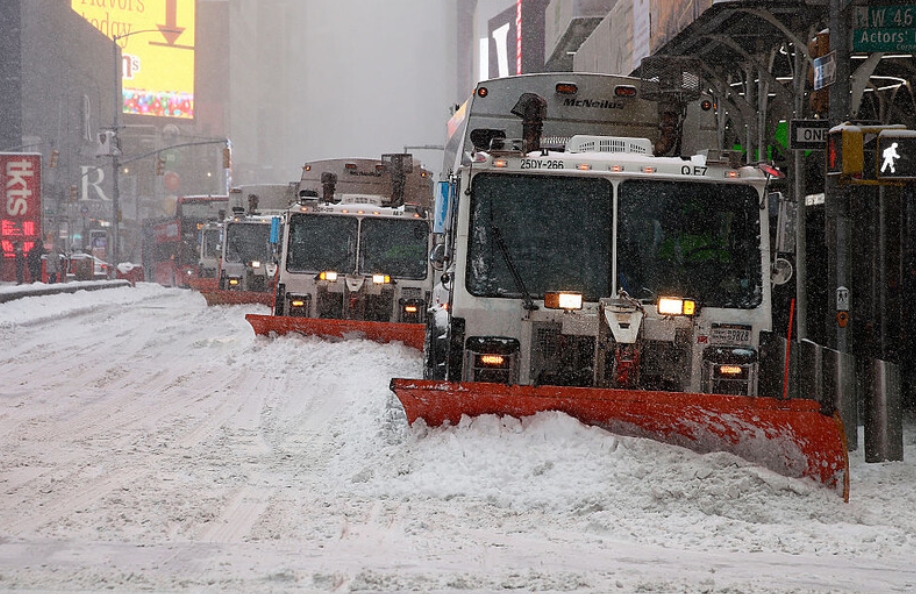 عاصفة ثلجية تضرب الولايات المتحدة: 14 وفاة وإلغاء 3 آلاف رحلة جوية