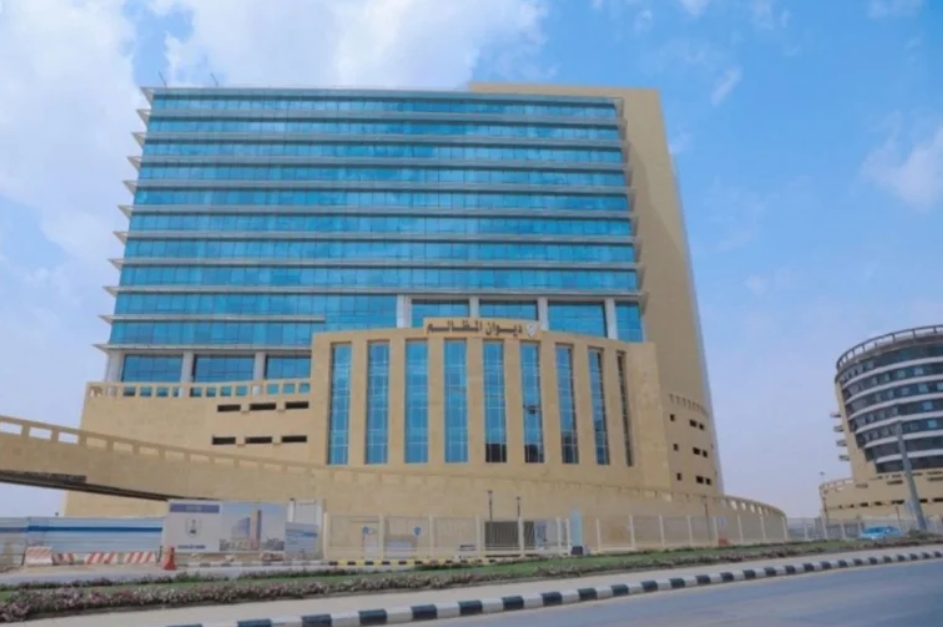 حظر إسناد أي خدمة لغير المرخَّص لهم وإلزام مقدِّميها بالحياد والسرية