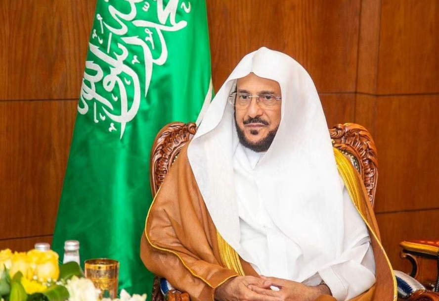 وزير الشؤون الإسلامية يمنع رسميًا تصوير الأئمة والمصلين أثناء الصلوات